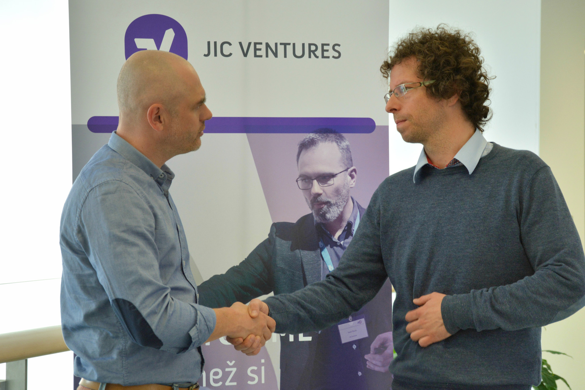 JIC věří, že trh s nanotechnologiemi poroste. Investuje do výrobce doplňku pro elektronové mikroskopy