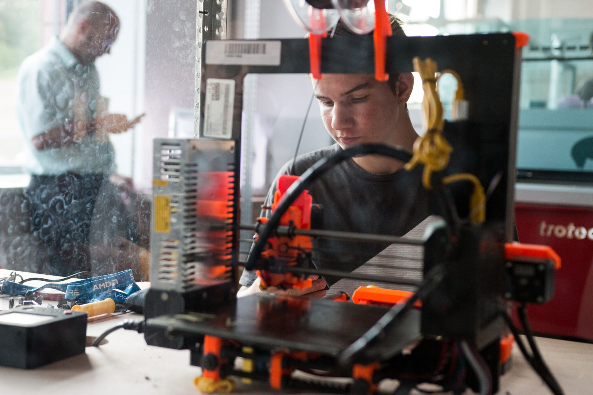 První půlrok ve FabLabu Brno: 13 kilometrů vláken, 1 400 hodin práce laserové řezačky a 536 dní tisku na 3D tiskárnách